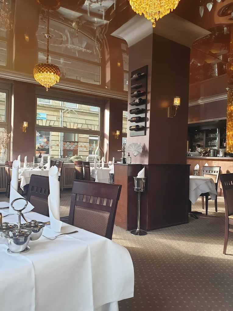 Eleganter Gastraum im Taj Tandoori Mannheim mit Kronleuchtern und gedeckten Tischen